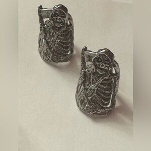 Hooded Skeleton Holding size 9